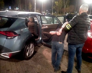 Nieumundurowany Policjant podczas zatrzymania jednego ze sprawców.