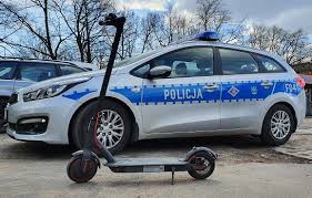 Hulajnoga i radiowóz.