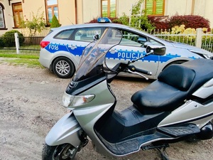 Motocykl oraz radiowóz.