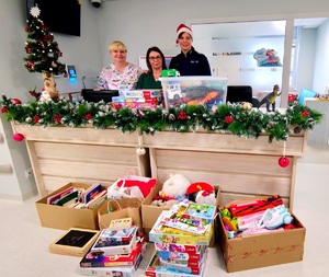 Policjantka, pielęgniarki oraz zabawki w pudełkach.