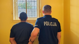 Policjant z zatrzymanym w celi.