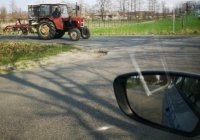 ciągnik rolniczy na drodze