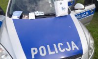 radiowóz policyjny i ulotki