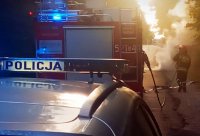 radiowóz policyjny i strażacki oraz dym z auta