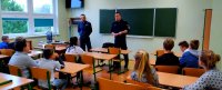 Policjant z uczniami.