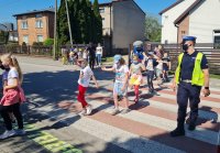 Policjanci uczą dzieci jak prawidłowo przechodzić przez jezdnię