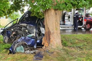 Policjanci podczas wykonywania oględzin miejsca wypadku drogowego