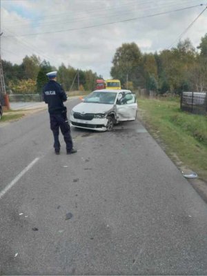 Policjant podczas oględzin pojazdu biorącego udział w zdarzeniu drogowym