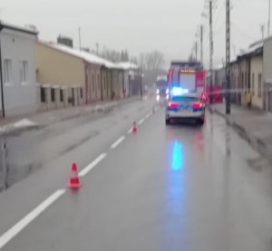 Policjanci zabezpieczają miejsce wypadku drogowego