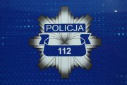 Numer alarmowy 112 na tle odznaki policyjnej