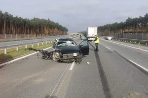 Policjant ruchu drogowego podczas czynności na miejscu wypadku