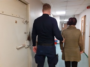 Policjant z osobą zatrzymaną.