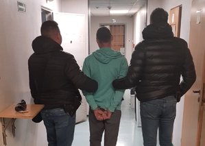 Policjanci z zatrzymanym.