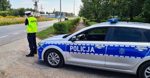 Policjant ruchu drogowego w trakcie wykonywania czynności służbowych.