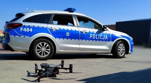 Radiowóz i dron.