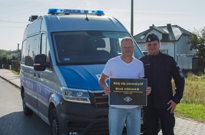 Policjant, piłkarz i radiowóz.