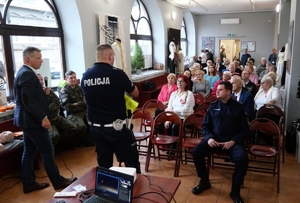 Policjanci i uczestnicy spotkania.