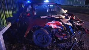 Wrak volkswagena znajdujący się na jezdni.