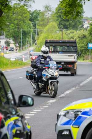 Policjant i motocykl.