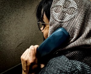 Seniorka rozmawiająca przez telefon.
