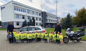 Policjanci i dzieci.