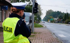 Policjant Wydziału Ruchu Drogowego dokonujący pomiar prędkości.