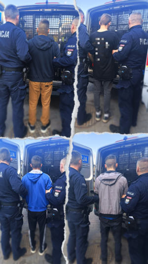 Policjanci i zatrzymani mężczyźni.