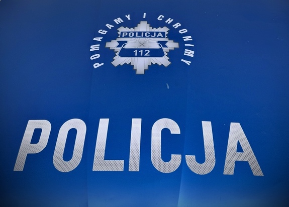 Napis POLICJA oraz napis POMAGAMY I CHRONIMY