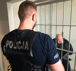 Policjant i zatrzymany mężczyzna.