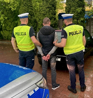 Policjanci i zatrzymany mężczyzna.