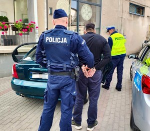 Policjanci i zatrzymany mężczyzna.