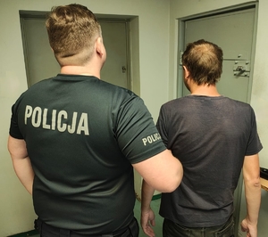 Policjant i zatrzymany mężczyzna.