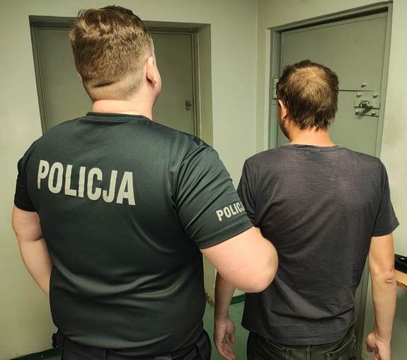 Policjant i zatrzymany mężczyzna.