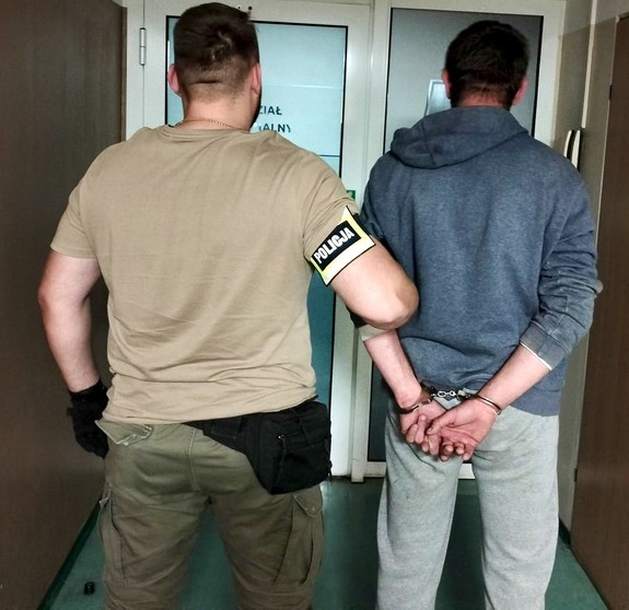 Zatrzymany mężczyzna i policjant.