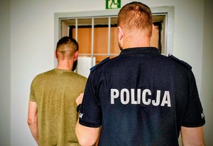 Policjant i zatrzymany mężczyzna.