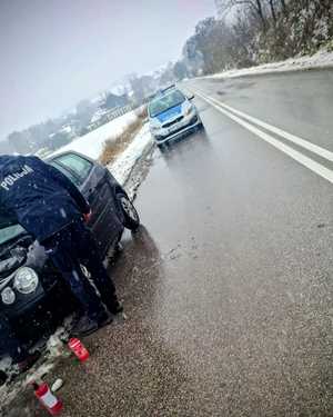 Płomienie pod pokrywą silnika. Dzielnicowi zareagowali natychmiast
