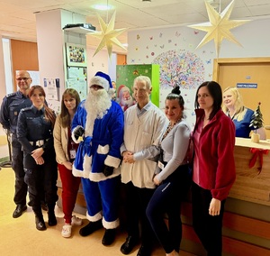 Niebieski Mikołaj niesie radość.