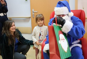 Niebieski Mikołaj niesie radość.