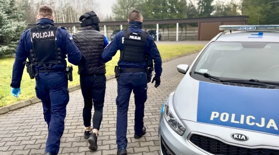 Policjanci i zatrzymany mężczyzna.