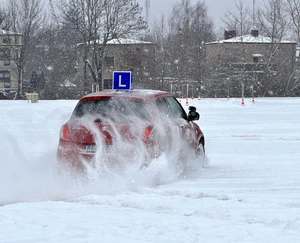 Pierwsza zima za kierownicą.