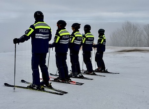 Sezon narciarski na Górze Kamieńsk rozpoczęty. Policjanci gotowi do służby.