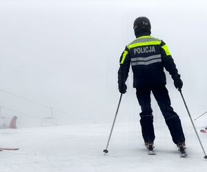 Sezon narciarski na Górze Kamieńsk rozpoczęty. Policjanci gotowi do służby.