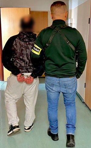 Policjant z zatrzymanym.