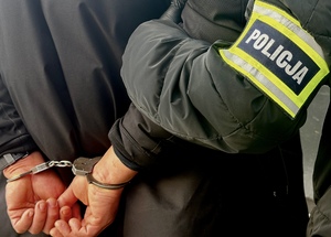 Zatrzymany mężczyzna i policjant.