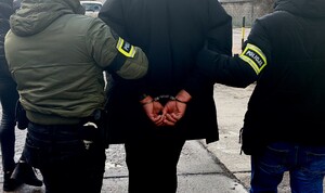 Policjanci i zatrzymany mężczyzna.