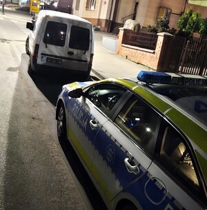 Radiowóz i zatrzymany pojazd.