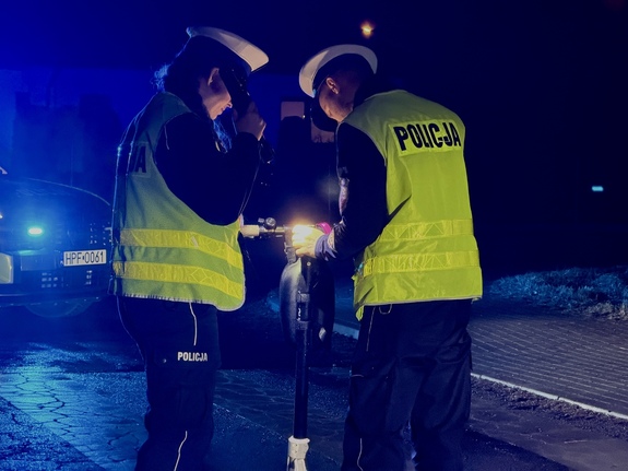 Policjanci na miejscu wypadku.