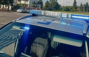 Radiowóz i zatrzymany Volkswagen.