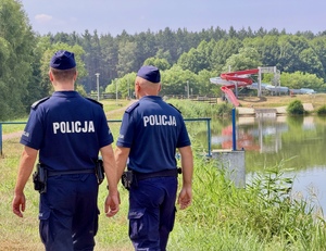 Dzielnicowi z Przedborza przypominają o bezpieczeństwie nad wodą.