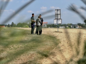 Dzielnicowi z Przedborza przypominają o bezpieczeństwie nad wodą.